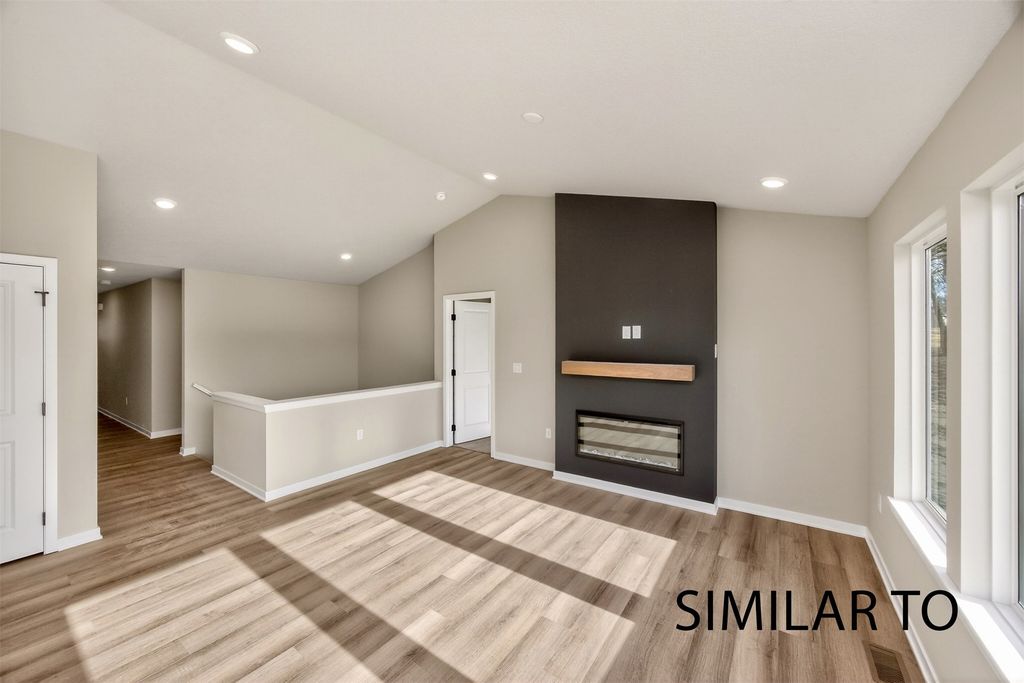 4292 Grover Woods Lane, Des Moines, IA 50317