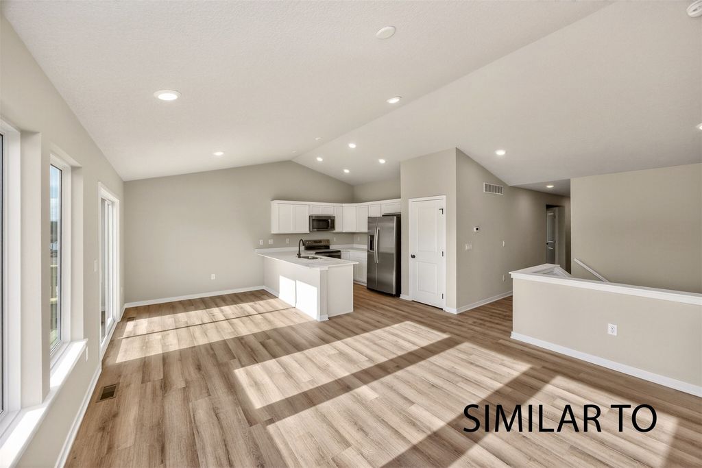 4292 Grover Woods Lane, Des Moines, IA 50317