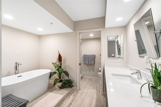 20 Seagate DR 103, Naples, FL 34103