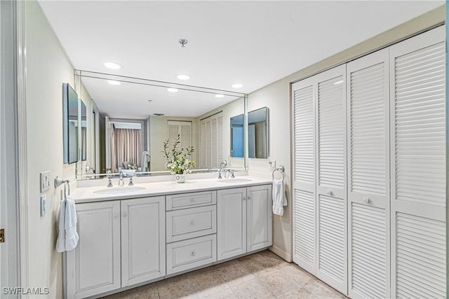 20 Seagate DR 103, Naples, FL 34103