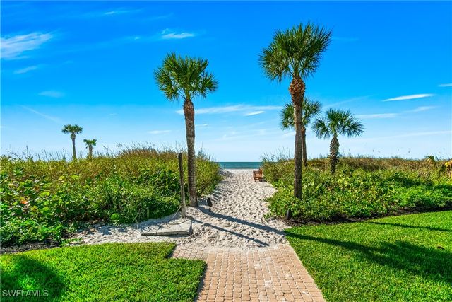 20 Seagate DR 103, Naples, FL 34103