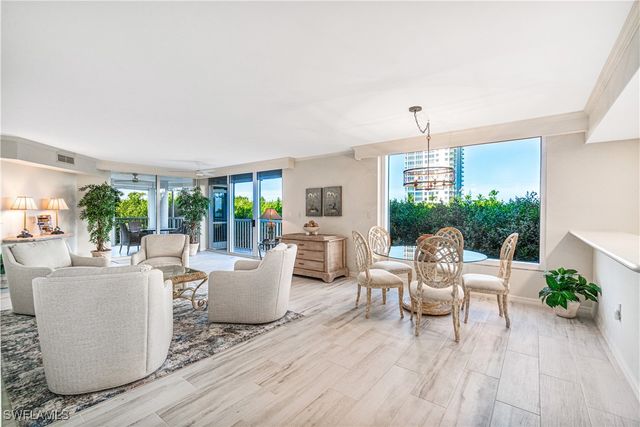 20 Seagate DR 103, Naples, FL 34103