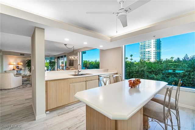 20 Seagate DR 103, Naples, FL 34103