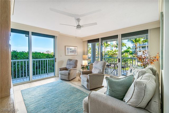 20 Seagate DR 103, Naples, FL 34103