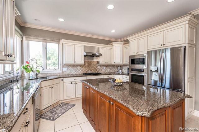 57629 Stonebriar Drive, Washington, MI 48094