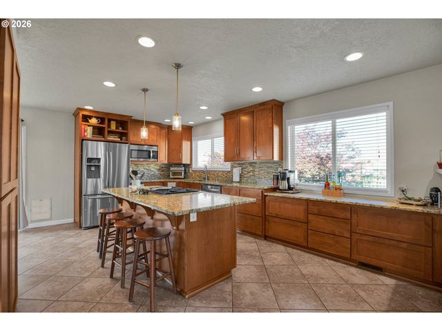 6331 Se CAVALIER Way, Milwaukie, OR 97267