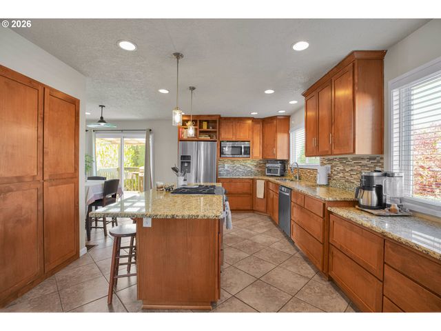 6331 Se CAVALIER Way, Milwaukie, OR 97267