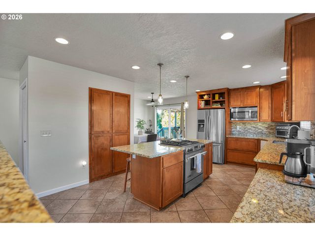 6331 Se CAVALIER Way, Milwaukie, OR 97267