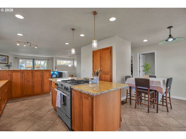 6331 Se CAVALIER Way, Milwaukie, OR 97267