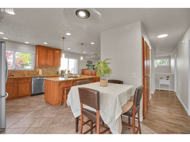 6331 Se CAVALIER Way, Milwaukie, OR 97267