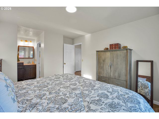 6331 Se CAVALIER Way, Milwaukie, OR 97267