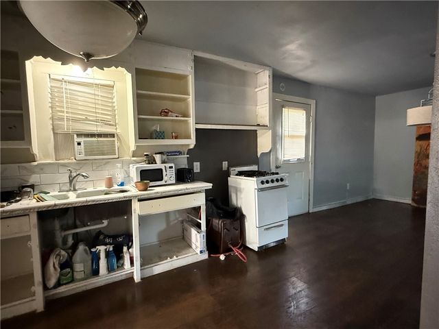 232 SW 2nd St, Premont, TX 78375