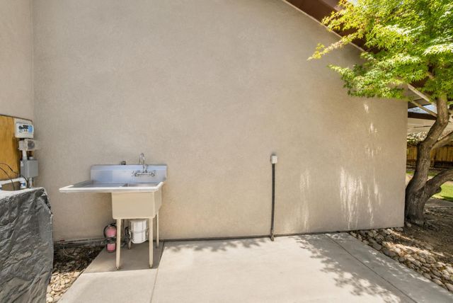 605 W Polson Avenue, Fresno, CA 93612