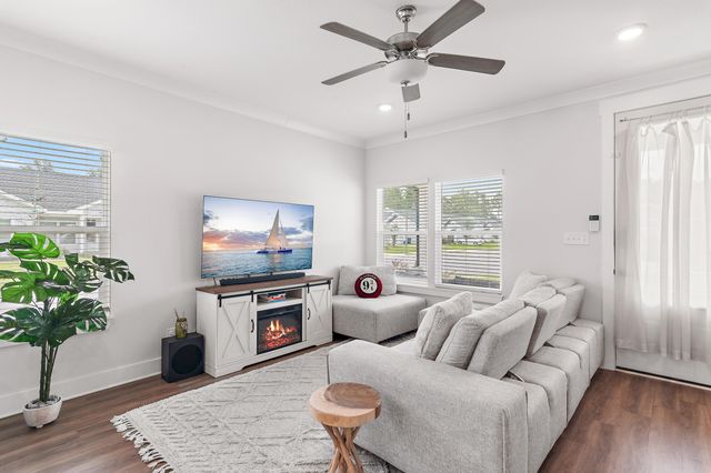 8 Alexander Way, Freeport, FL 32439