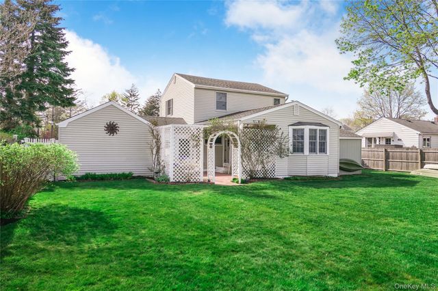 17 Myrtle Lane, East Patchogue, NY 11772