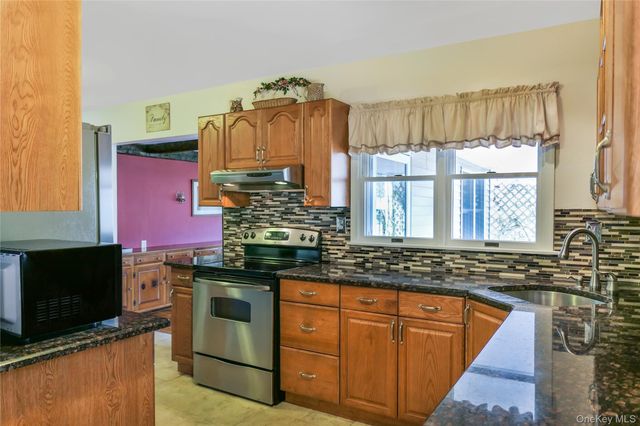 17 Myrtle Lane, East Patchogue, NY 11772