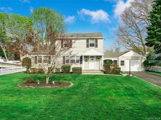 17 Myrtle Lane, East Patchogue, NY 11772