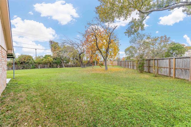 6302 Autumn Arbor Drive, Houston, TX 77092