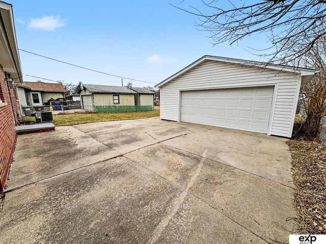 7730 Cherrywood Drive, Lincoln, NE 68510