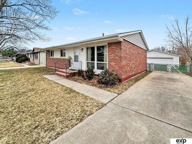 7730 Cherrywood Drive, Lincoln, NE 68510