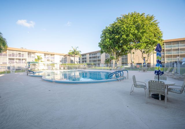 400 W Village Green Cir Circle W 214, Palm Springs, FL 33461