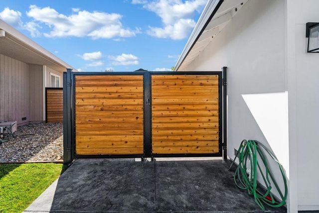 1220 S Ridgemark Drive, Hollister, CA 95023