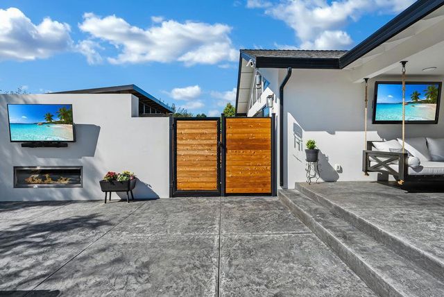 1220 S Ridgemark Drive, Hollister, CA 95023