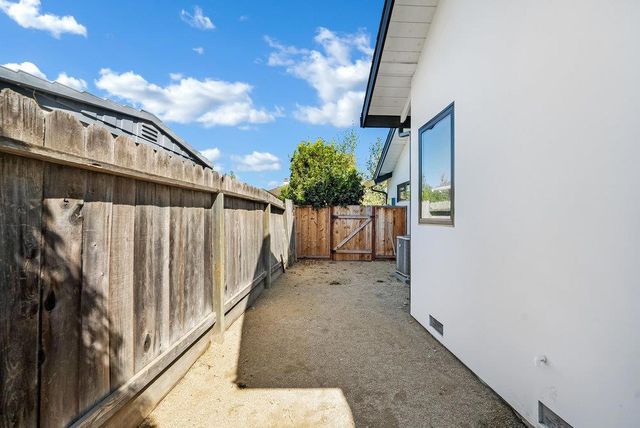 1220 S Ridgemark Drive, Hollister, CA 95023