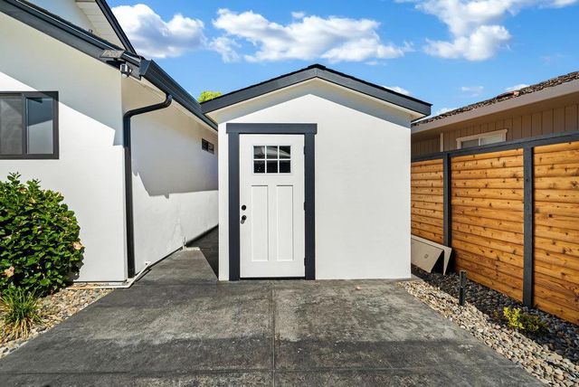 1220 S Ridgemark Drive, Hollister, CA 95023