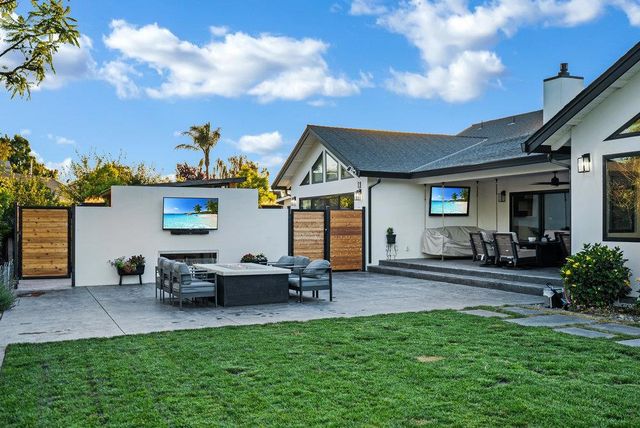 1220 S Ridgemark Drive, Hollister, CA 95023