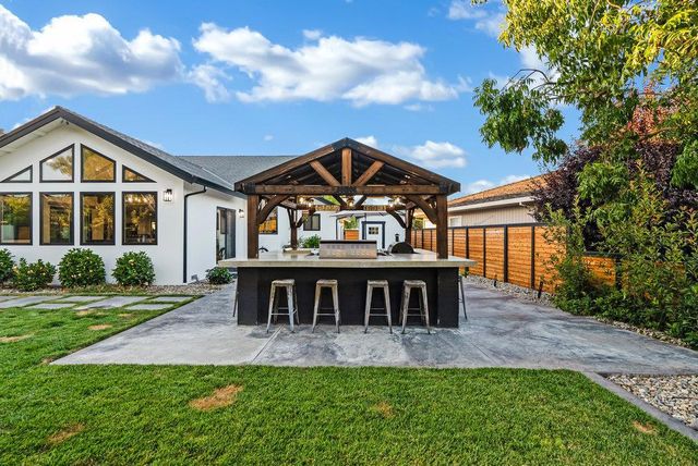 1220 S Ridgemark Drive, Hollister, CA 95023