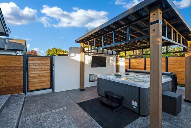 1220 S Ridgemark Drive, Hollister, CA 95023