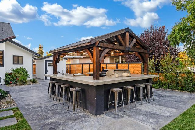 1220 S Ridgemark Drive, Hollister, CA 95023