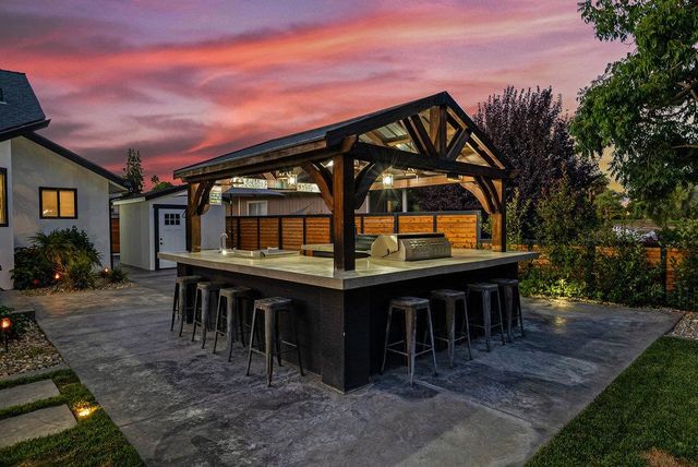 1220 S Ridgemark Drive, Hollister, CA 95023