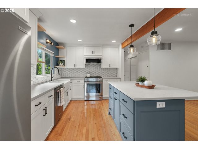 4735 SUSSEX St, West Linn, OR 97068