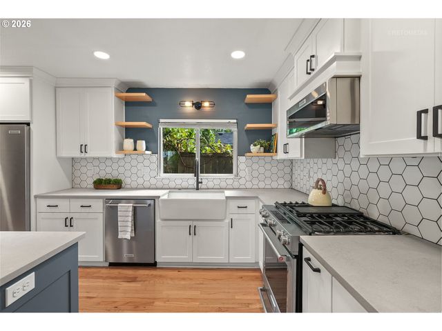 4735 SUSSEX St, West Linn, OR 97068