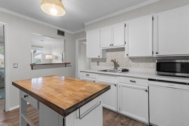 21613 Bon Heur Street, Saint Clair Shores, MI 48081