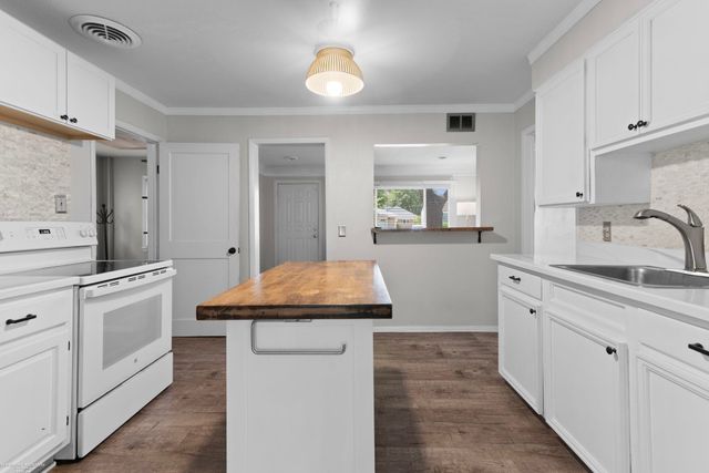 21613 Bon Heur Street, Saint Clair Shores, MI 48081