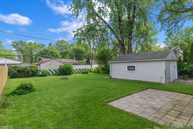 21613 Bon Heur Street, Saint Clair Shores, MI 48081