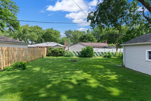 21613 Bon Heur Street, Saint Clair Shores, MI 48081