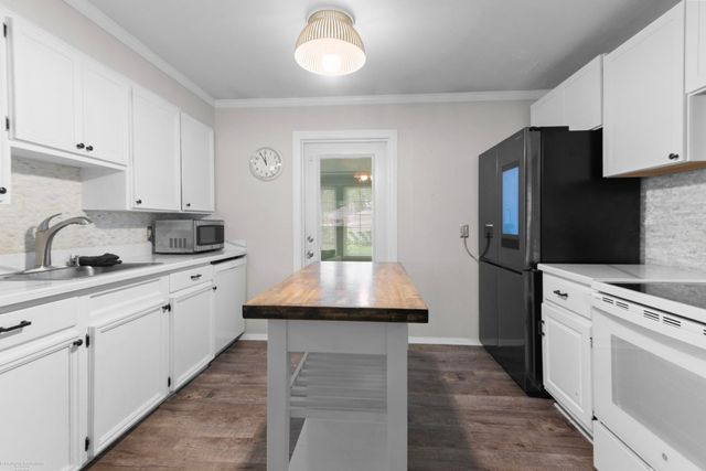 21613 Bon Heur Street, Saint Clair Shores, MI 48081