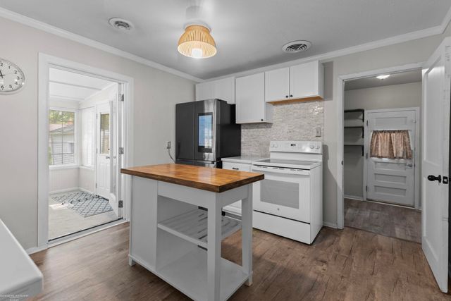 21613 Bon Heur Street, Saint Clair Shores, MI 48081