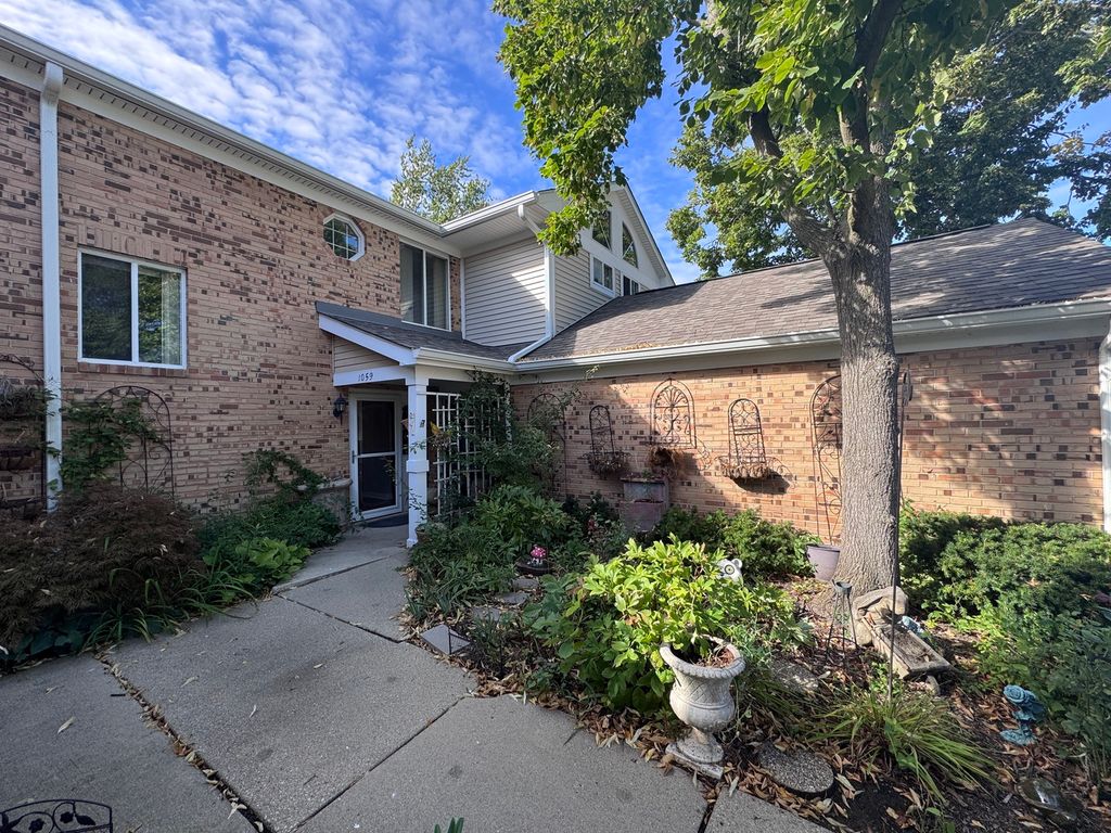 1059 Courtland Drive, Buffalo Grove, IL 60089 — photo 2