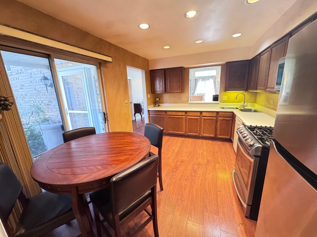 1059 Courtland Drive, Buffalo Grove, IL 60089 — photo 4
