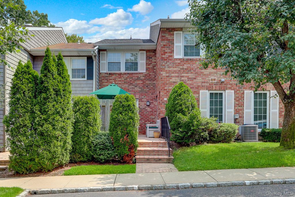 11 Clubhouse Court, Woodbury, NY 11797 — exterior
