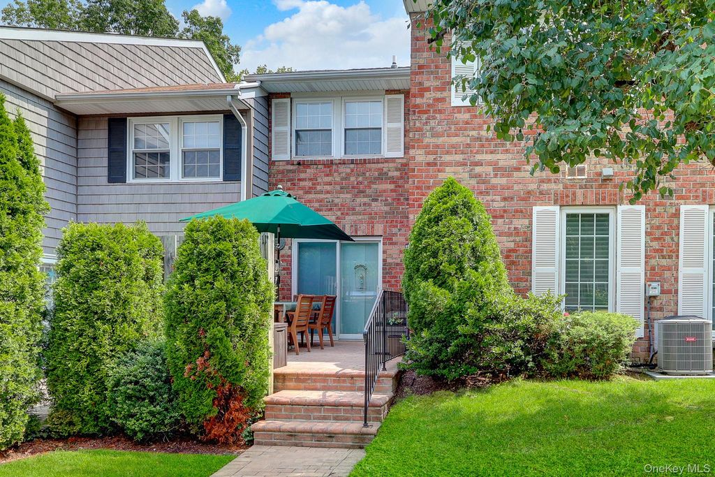 11 Clubhouse Court, Woodbury, NY 11797 — photo 2