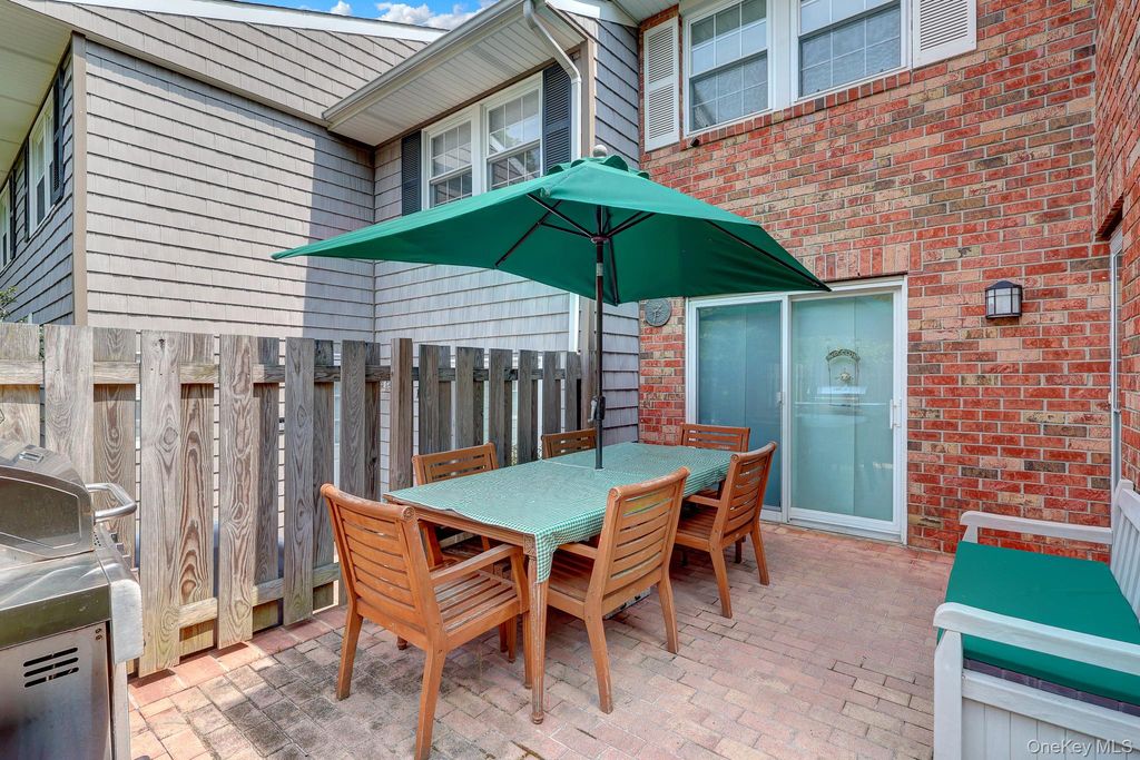 11 Clubhouse Court, Woodbury, NY 11797 — photo 3