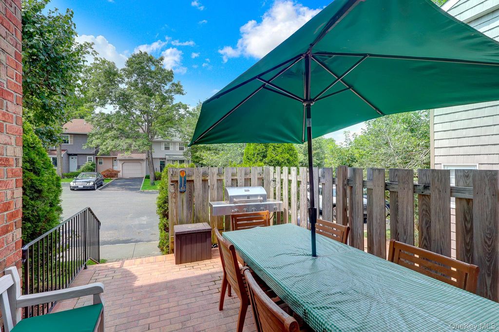 11 Clubhouse Court, Woodbury, NY 11797 — photo 4