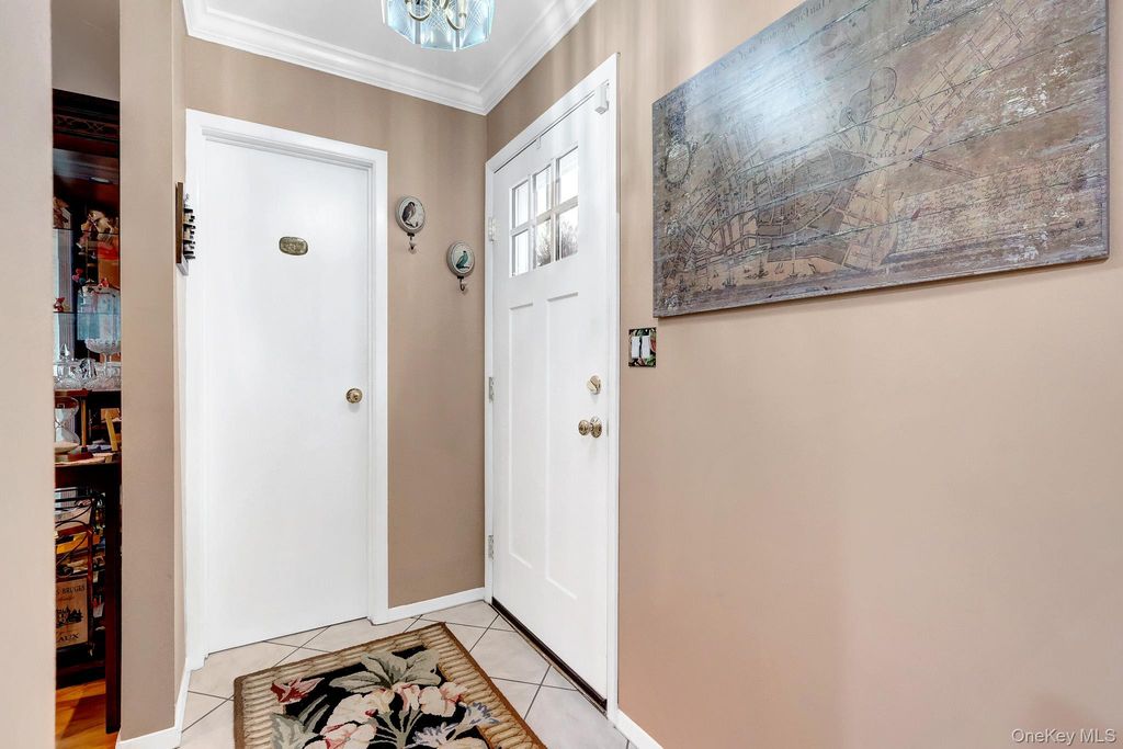 11 Clubhouse Court, Woodbury, NY 11797 — photo 5