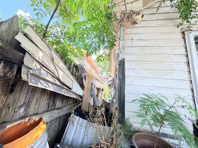 7037 Avenue L, Houston, TX 77011